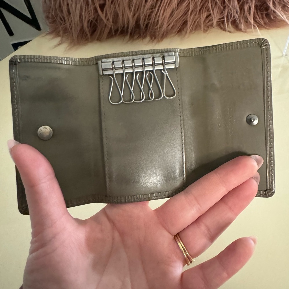 Louis Vuitton Pepper Gray 6 Key Holder - Picture 6 of 7